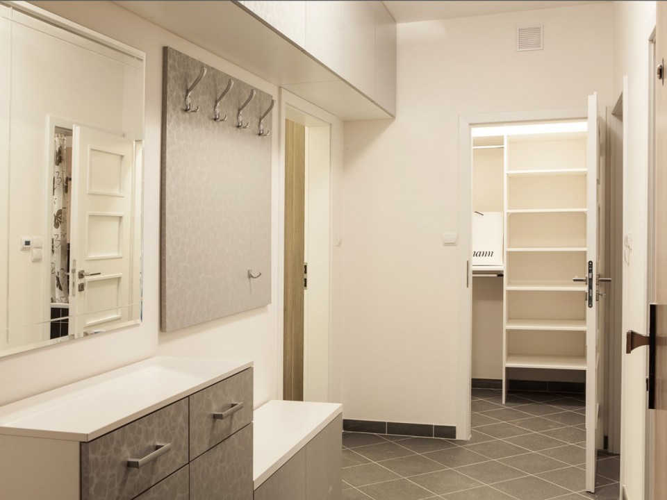 Réussir l’aménagement de votre couloir : Idées et astuces pour agrandir votre entrée